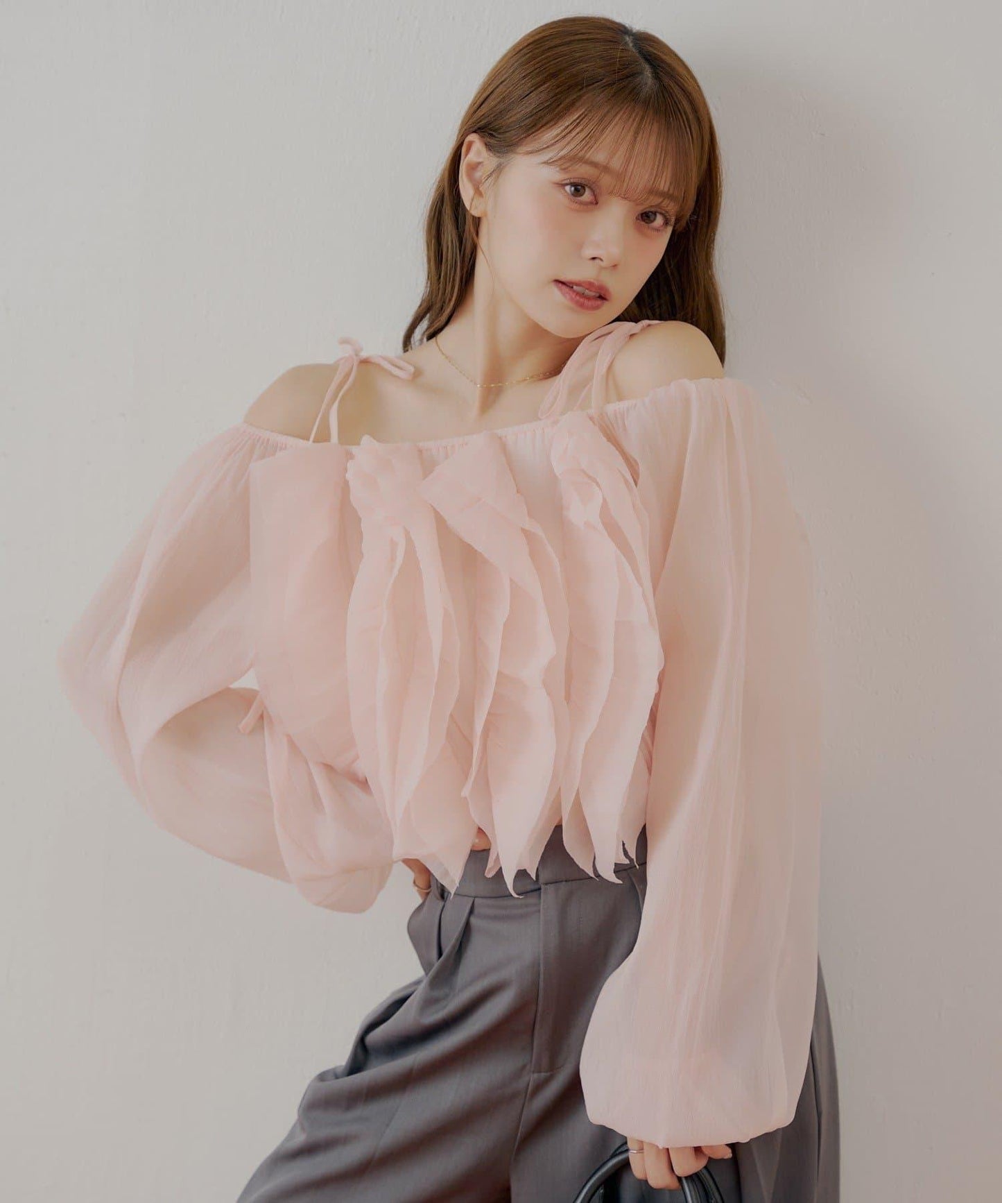 【Chico】荷葉邊一字肩襯衫