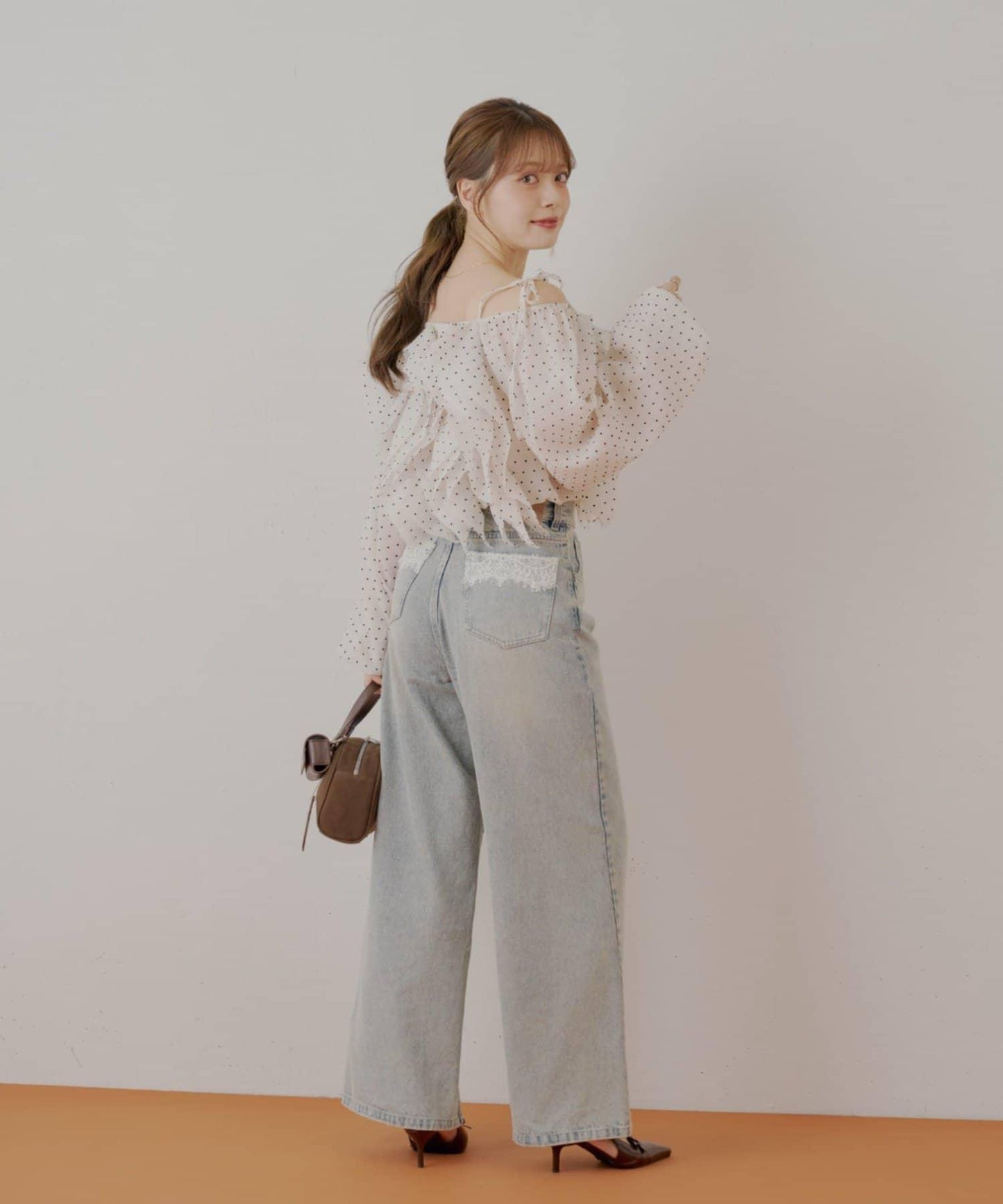 【Chico】荷葉邊一字肩襯衫