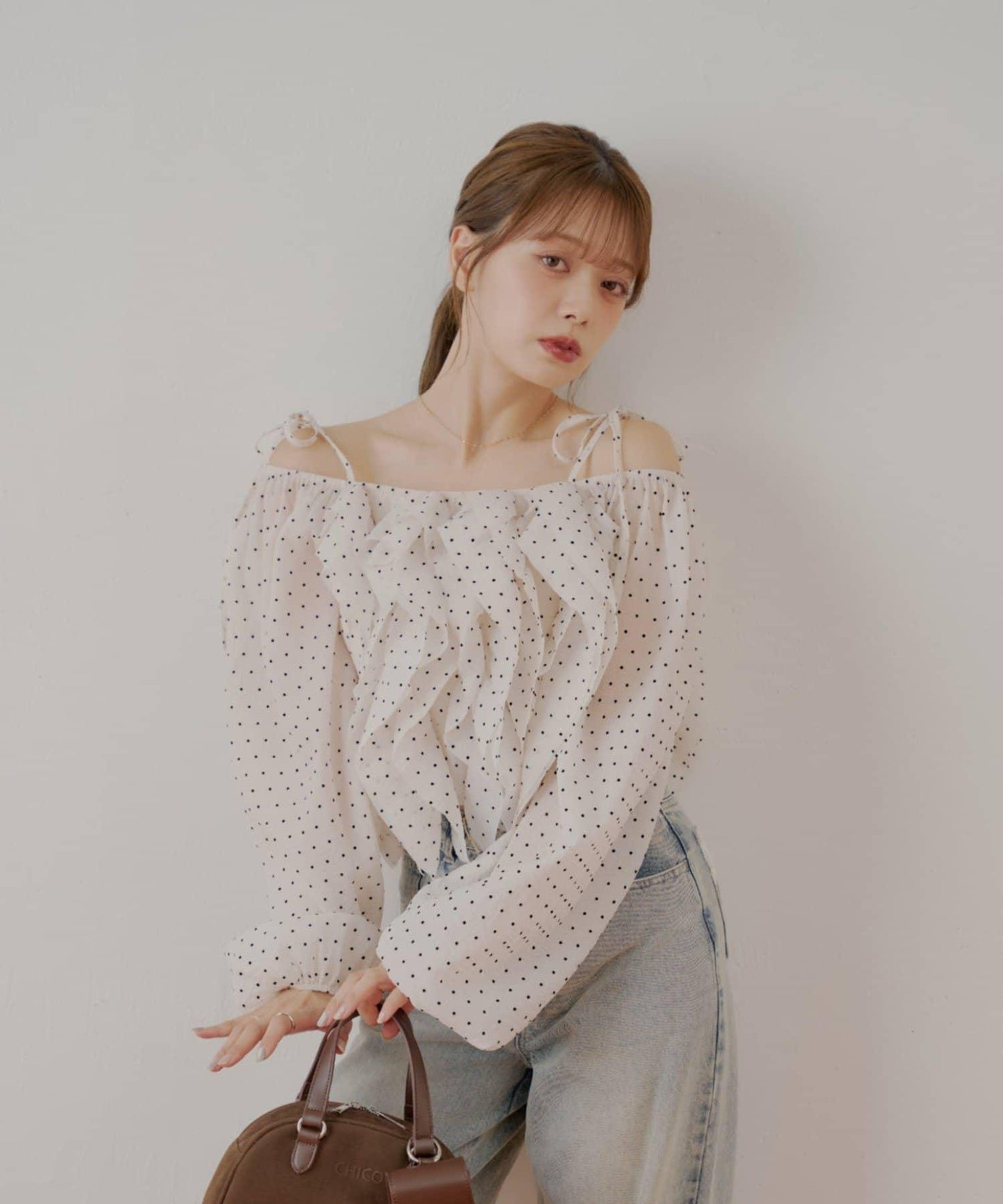 【Chico】荷葉邊一字肩襯衫