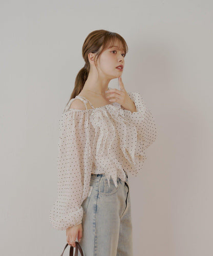 【Chico】荷葉邊一字肩襯衫