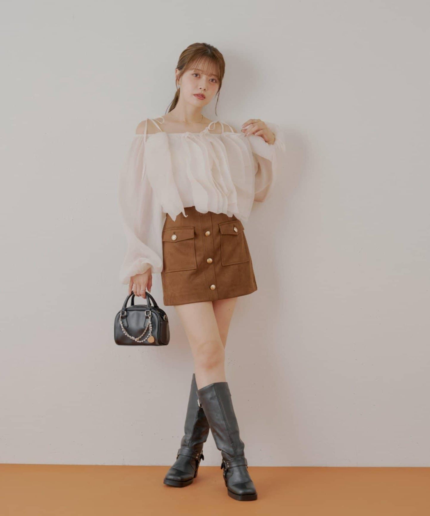 【Chico】荷葉邊一字肩襯衫