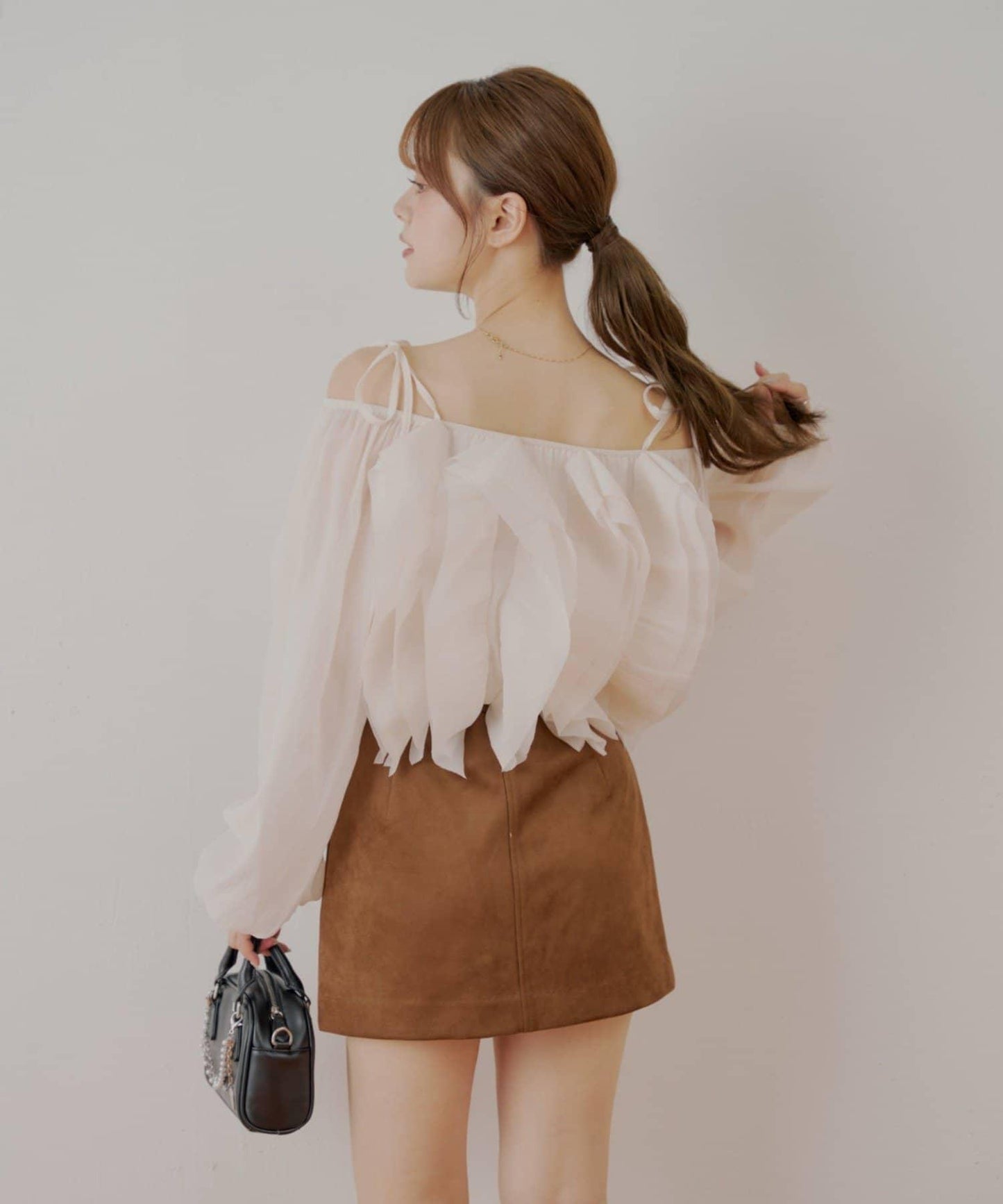 【Chico】荷葉邊一字肩襯衫