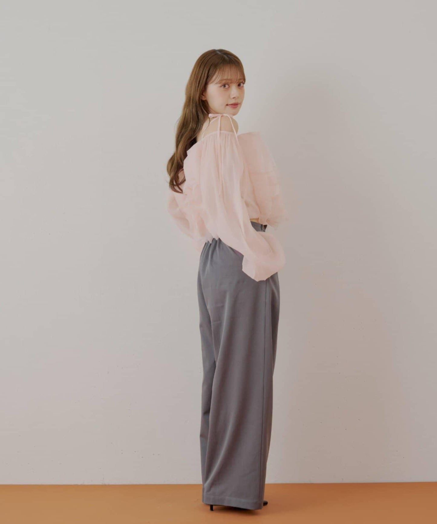 【Chico】荷葉邊一字肩襯衫