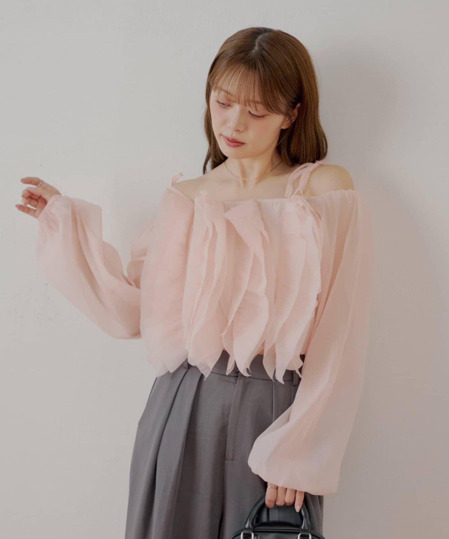 【Chico】荷葉邊一字肩襯衫