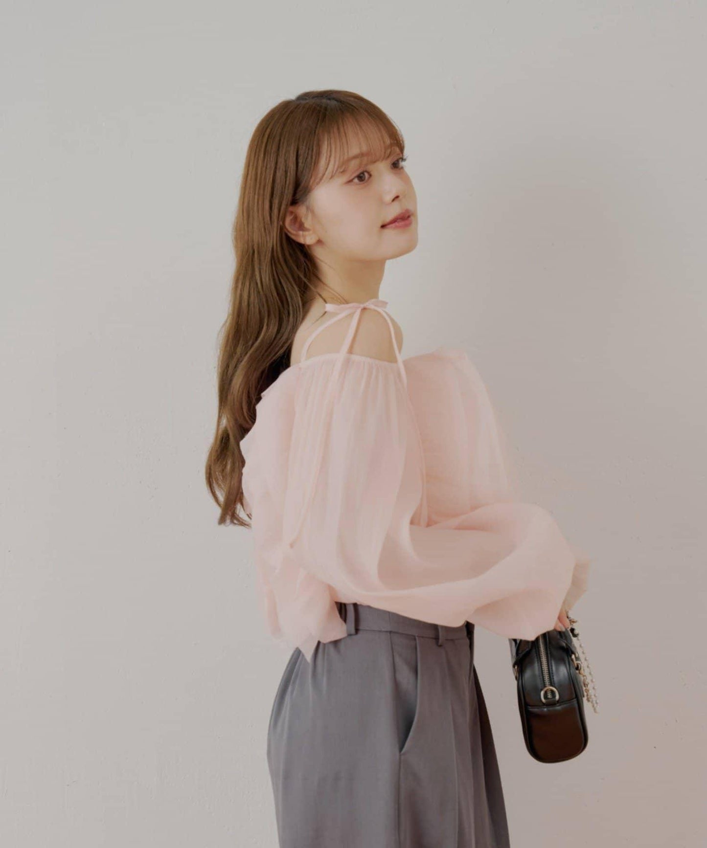 【Chico】荷葉邊一字肩襯衫