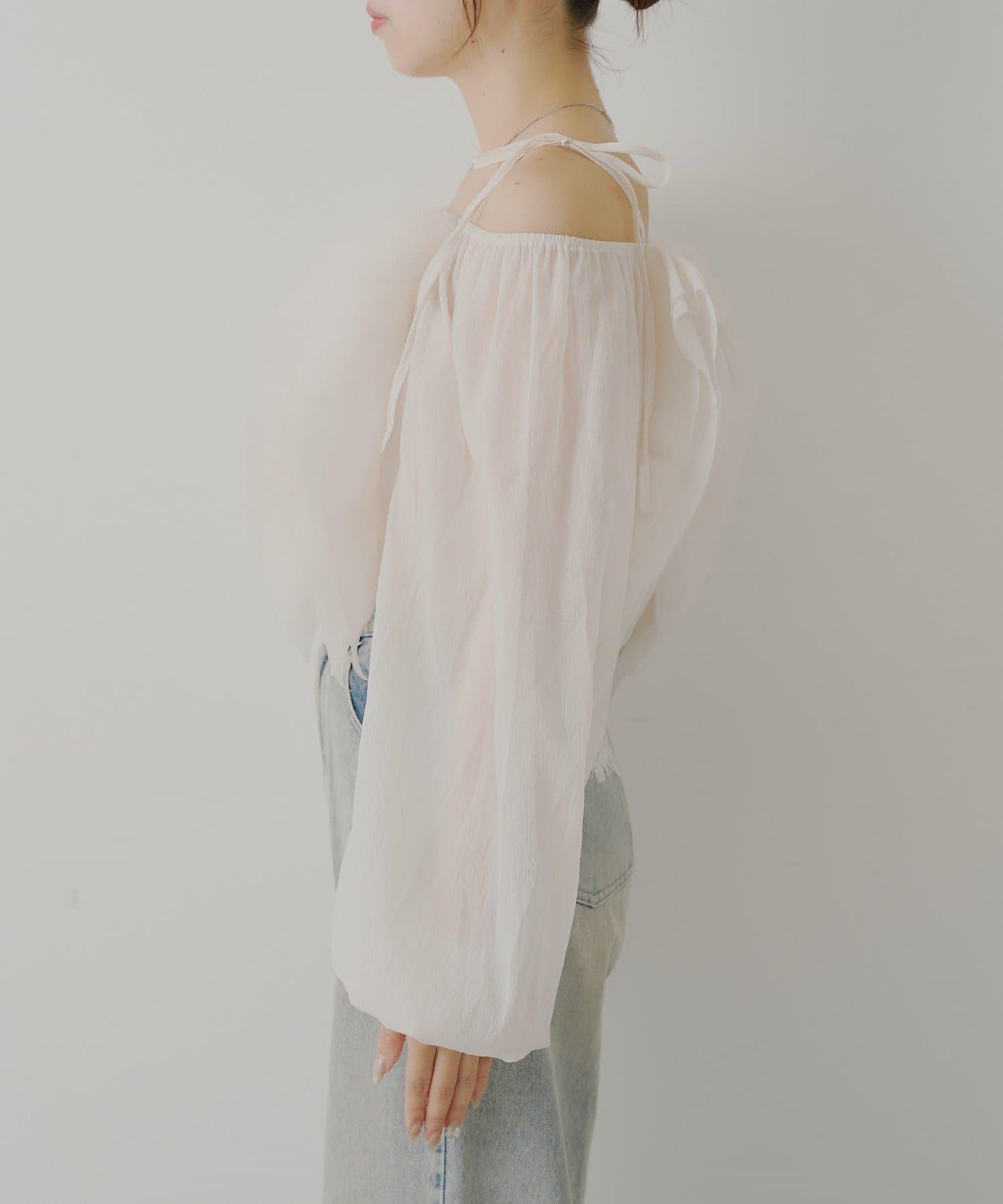 【Chico】荷葉邊一字肩襯衫