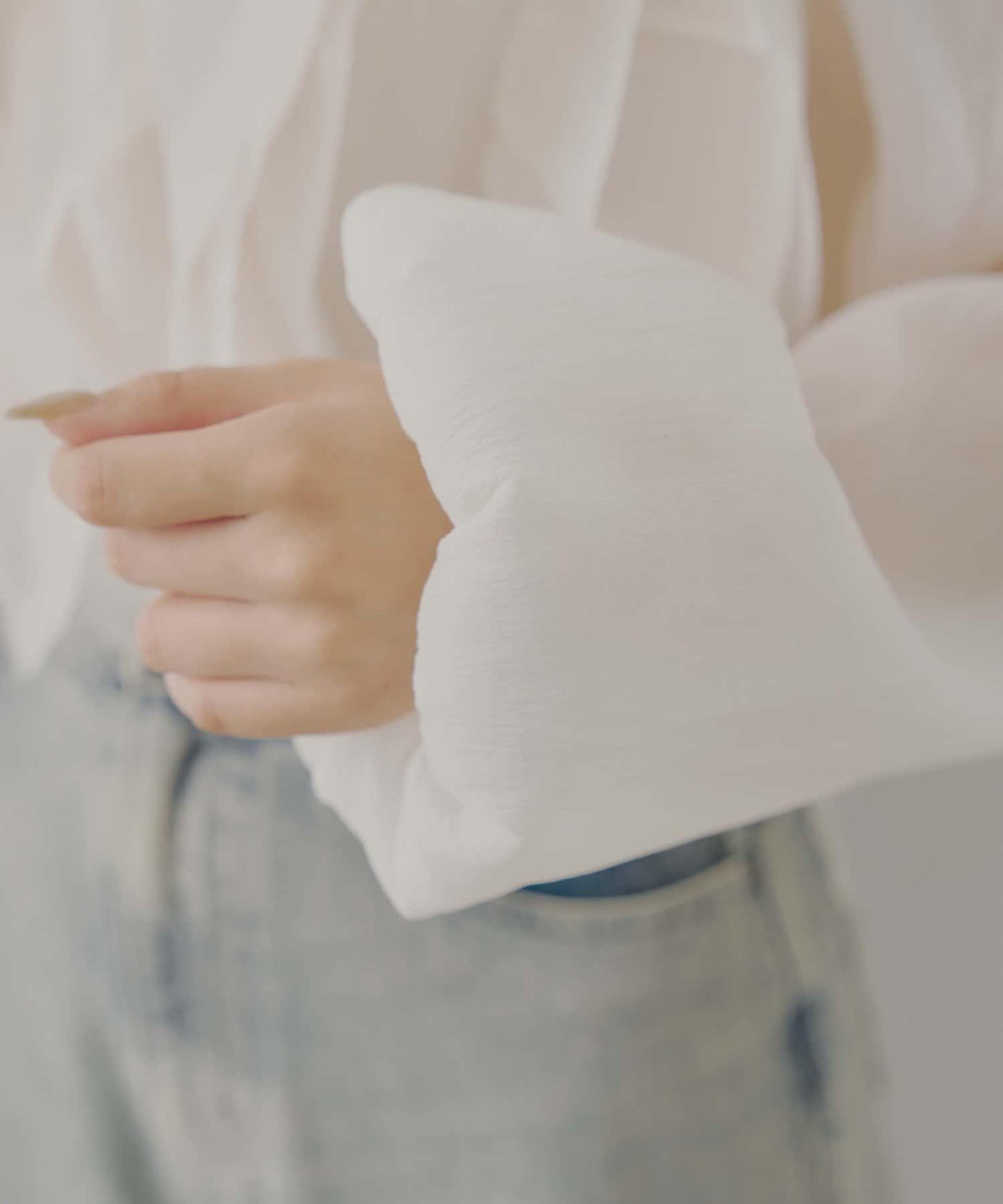 【Chico】荷葉邊一字肩襯衫