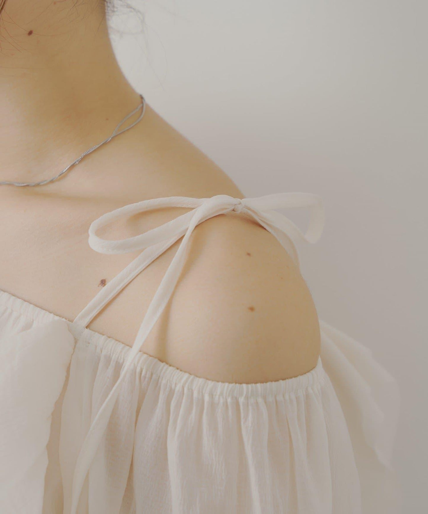 【Chico】荷葉邊一字肩襯衫