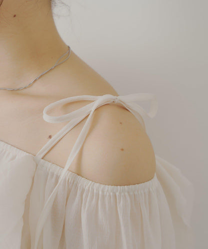 【Chico】荷葉邊一字肩襯衫