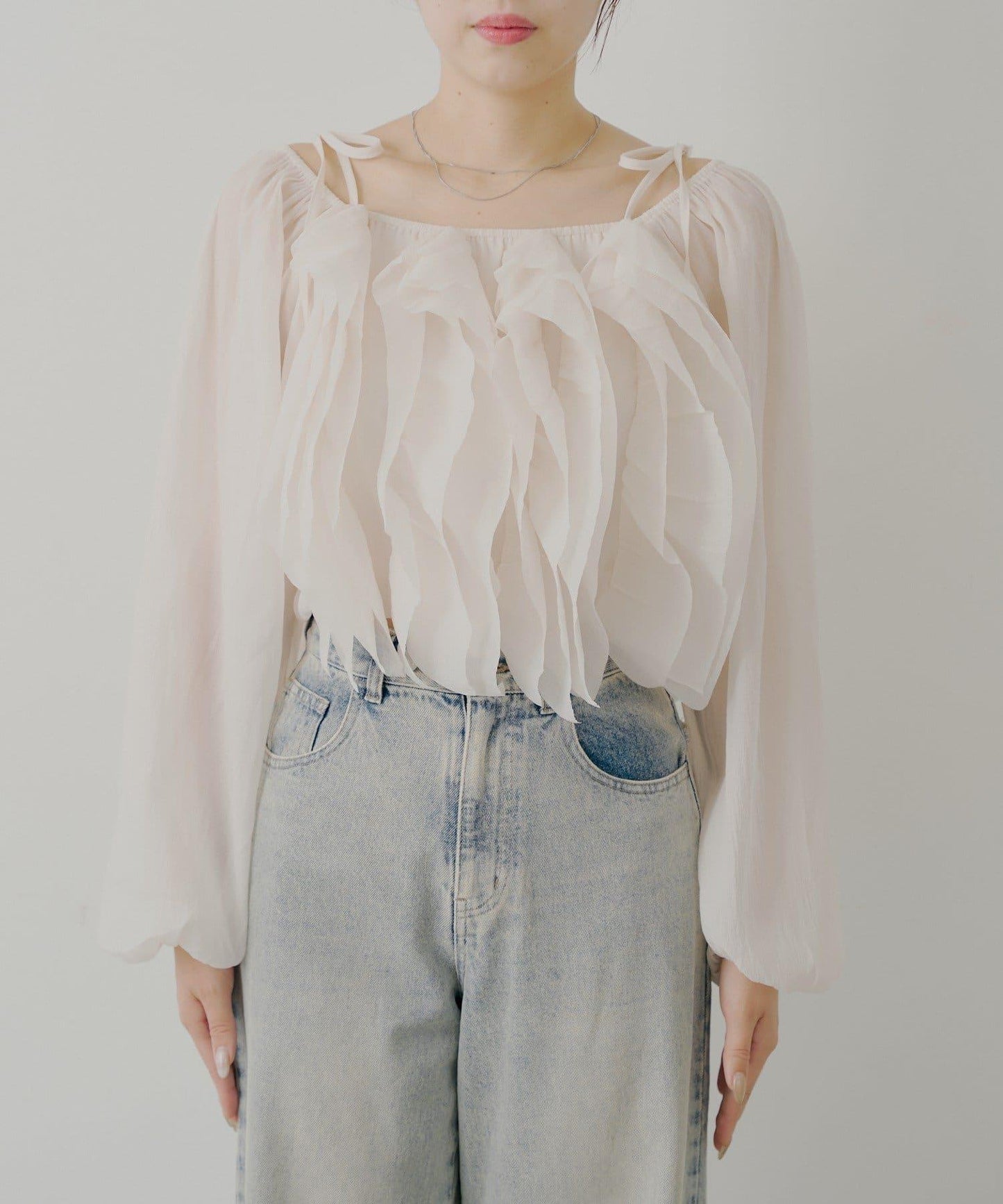 【Chico】荷葉邊一字肩襯衫