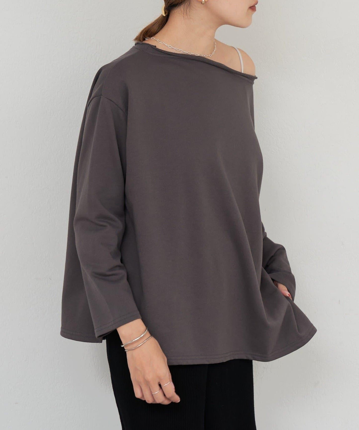 側開叉一字肩衛衣
