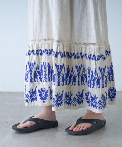 刺繡V領喇叭袖連衣裙