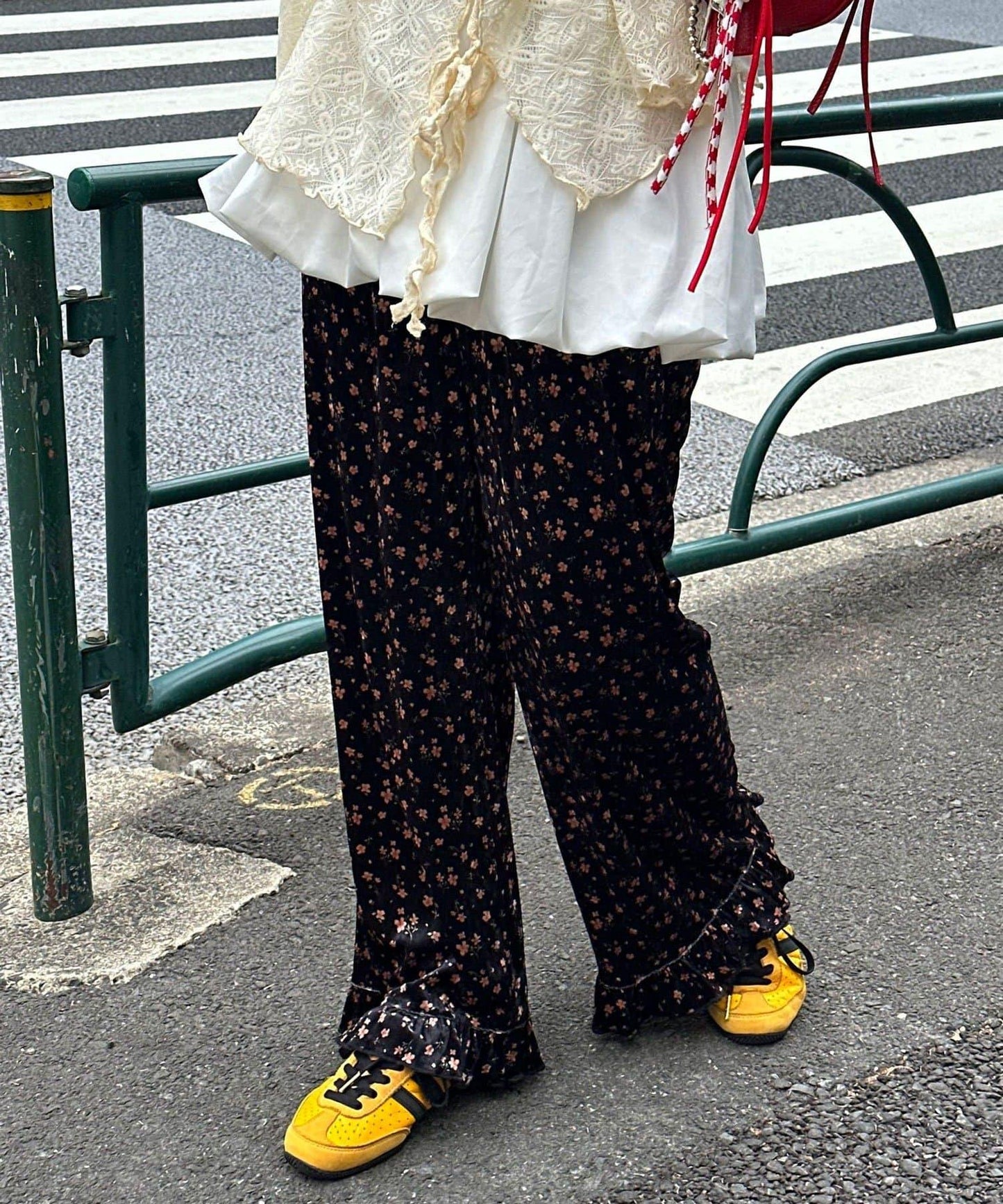 拼色圖案天鵝絨荷葉邊褲〈波點／花卉〉