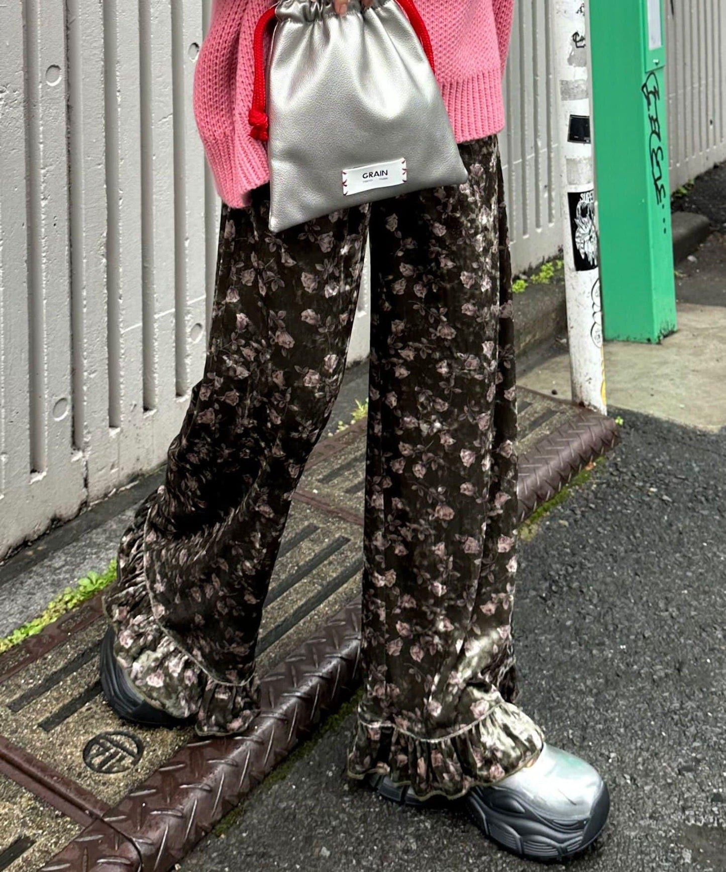 拼色圖案天鵝絨荷葉邊褲〈波點／花卉〉