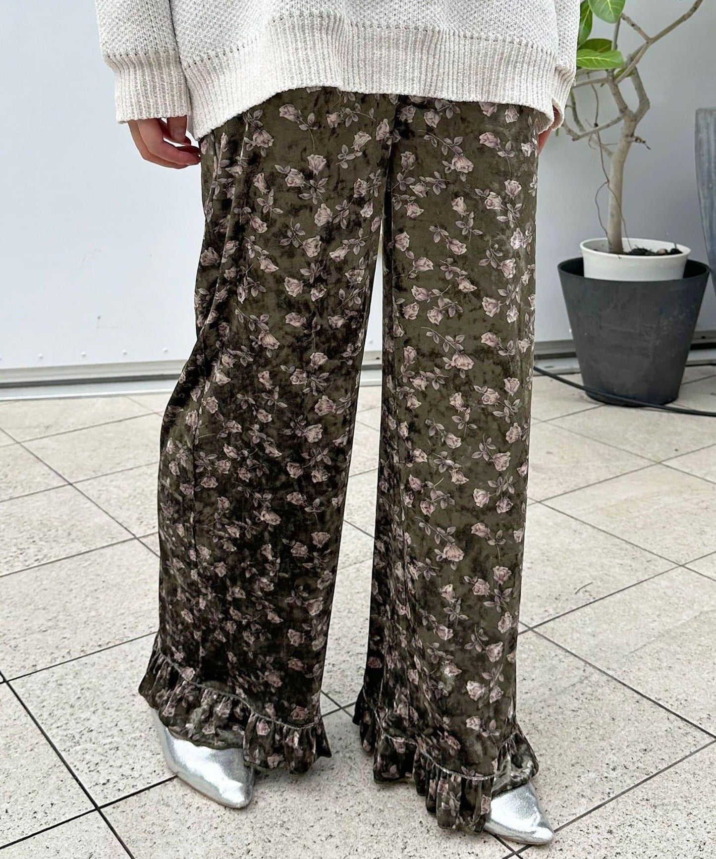 拼色圖案天鵝絨荷葉邊褲〈波點／花卉〉