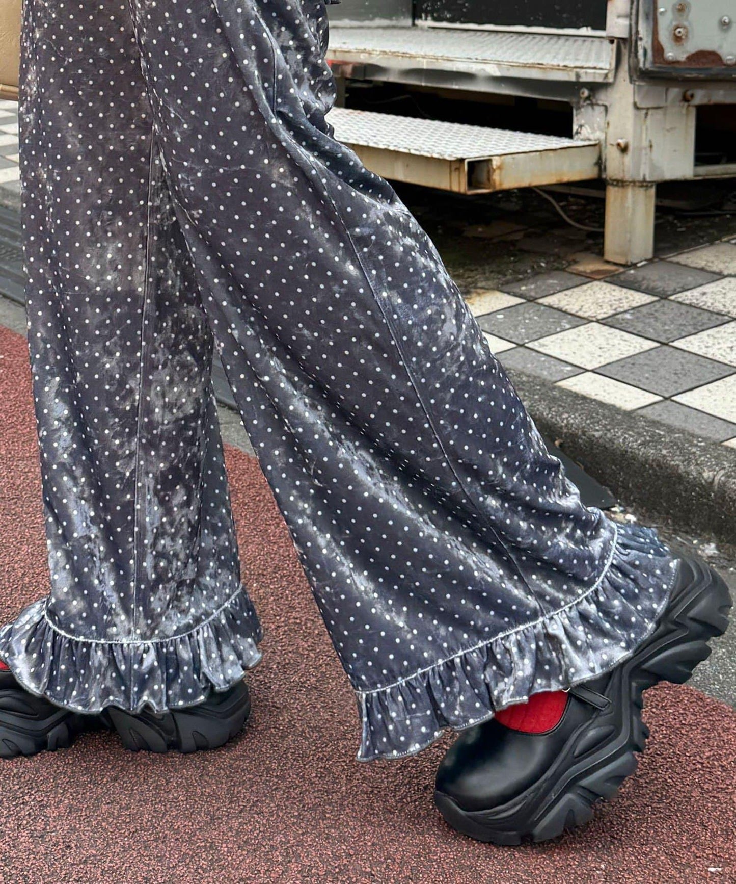 拼色圖案天鵝絨荷葉邊褲〈波點／花卉〉