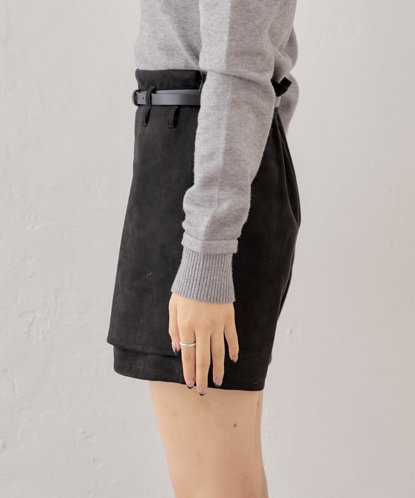 【Chico】附腰帶麂皮褶皺短褲