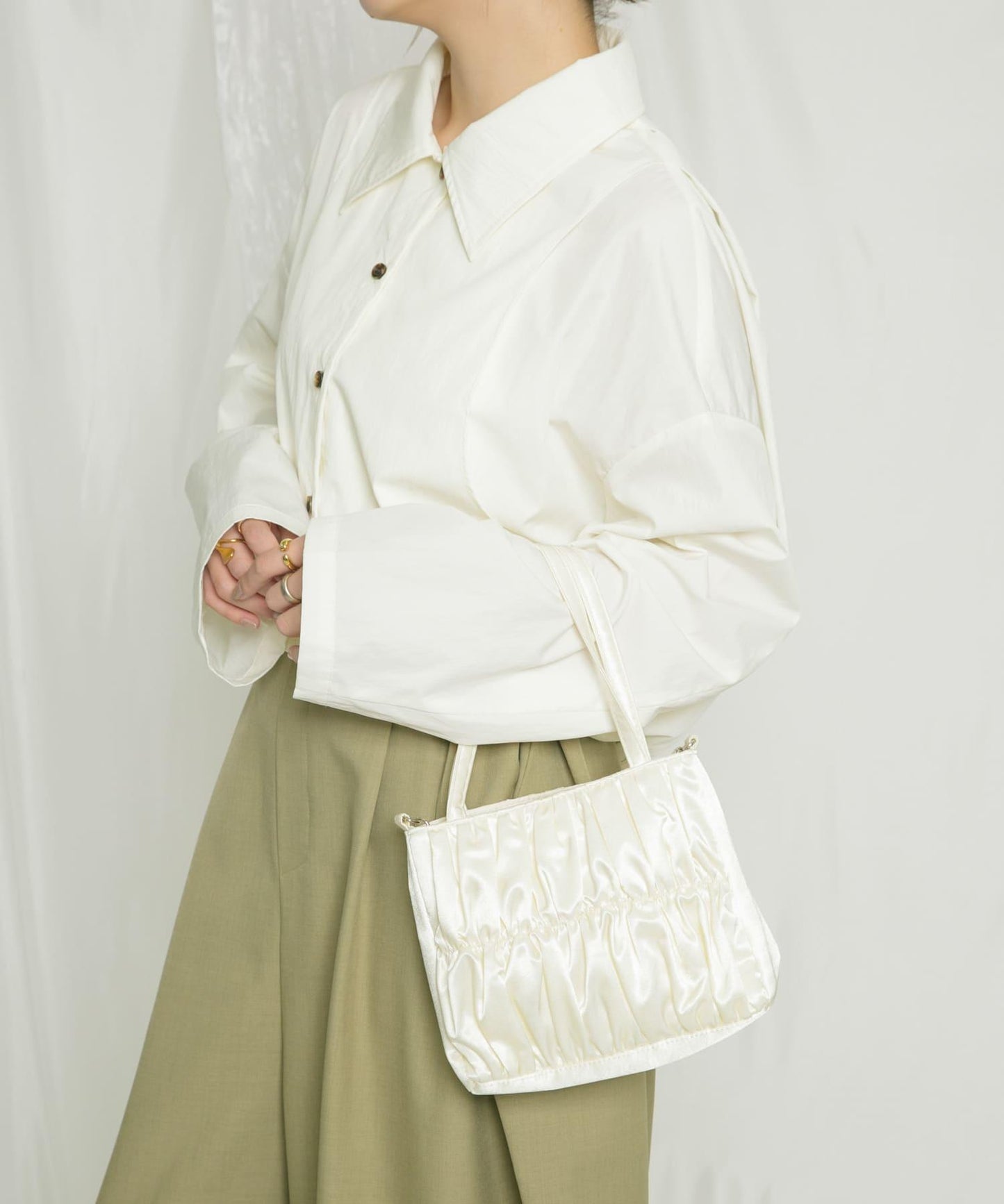 緞面褶皺手提包