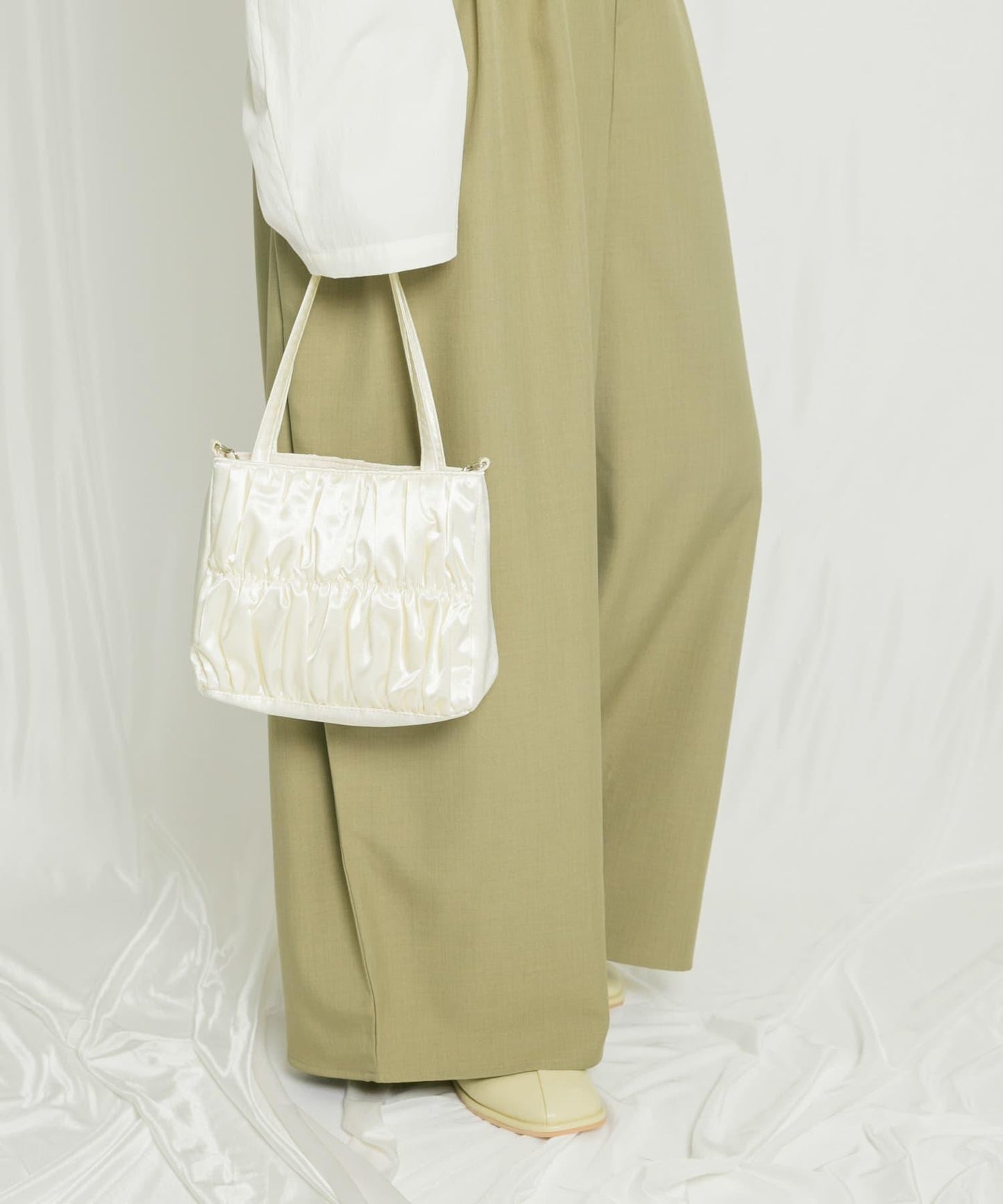 緞面褶皺手提包