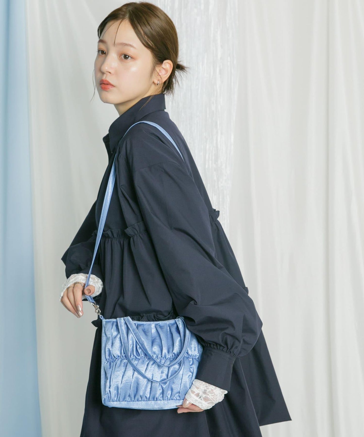 緞面褶皺手提包