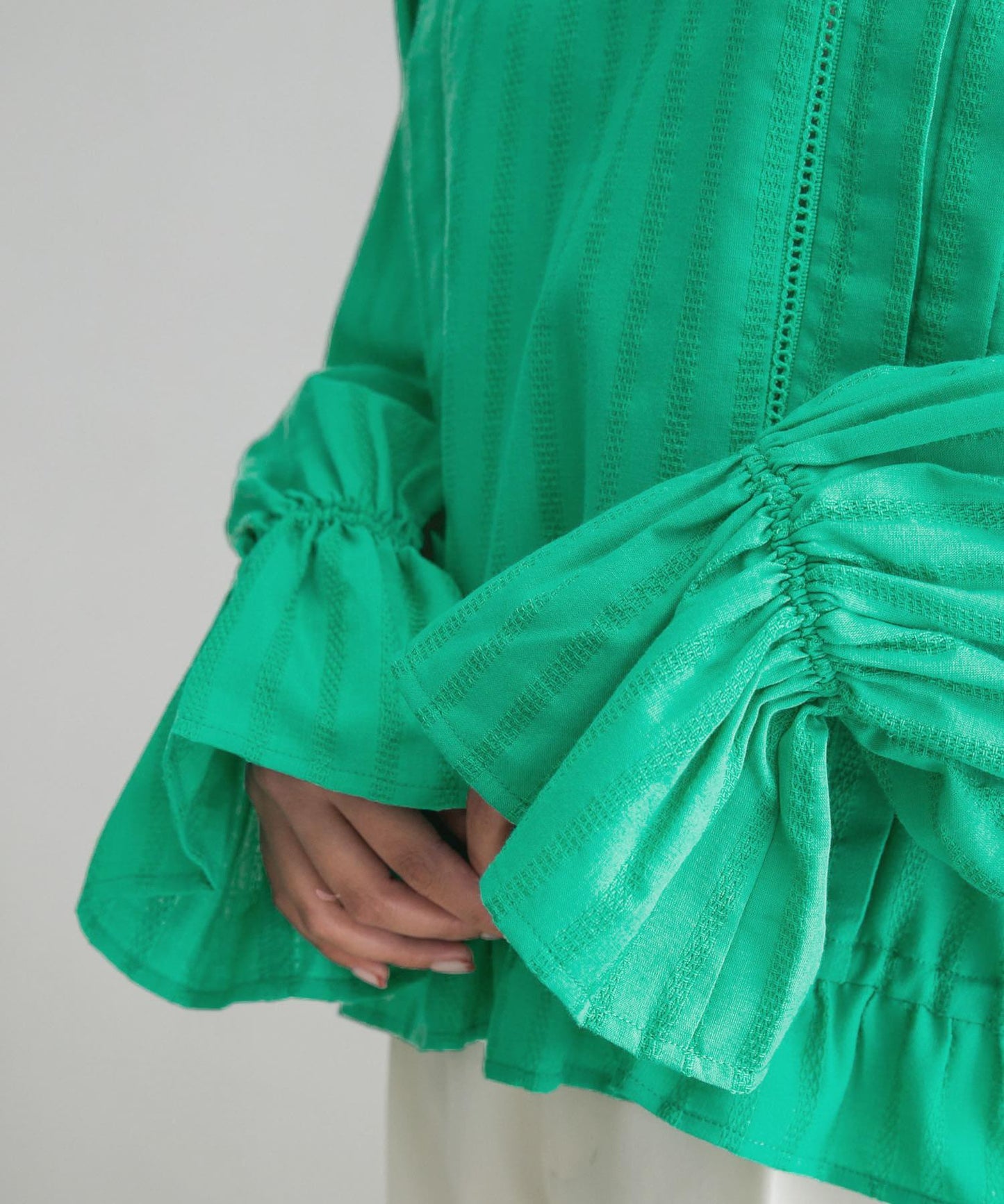 後繫帶泡泡袖襯衫