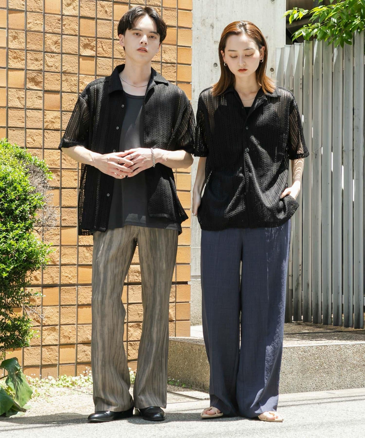 中性款拼色蕾絲開領短袖襯衫