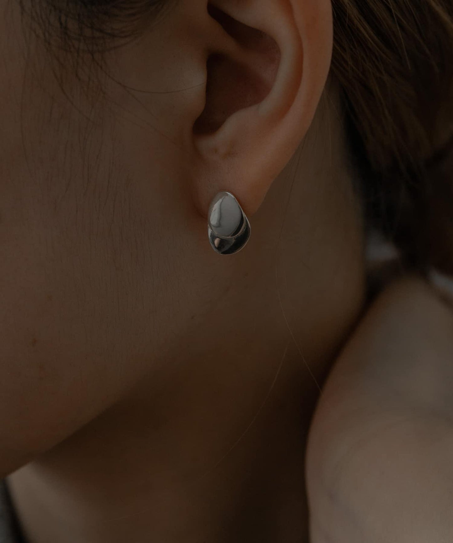 SMELLY so’ 扭紋金屬盤耳釘