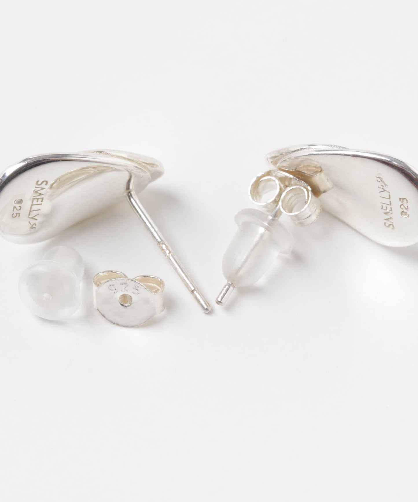 SMELLY so’ 扭紋金屬盤耳釘