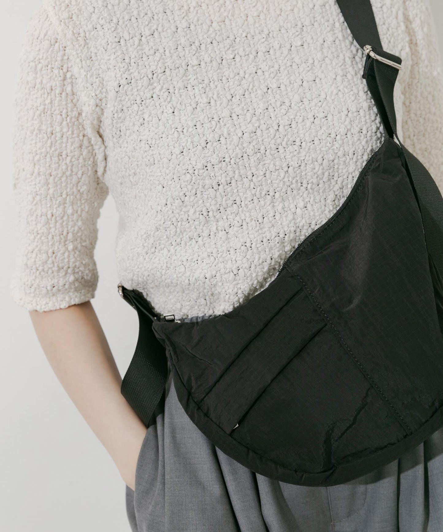 半月形尼龍單肩包