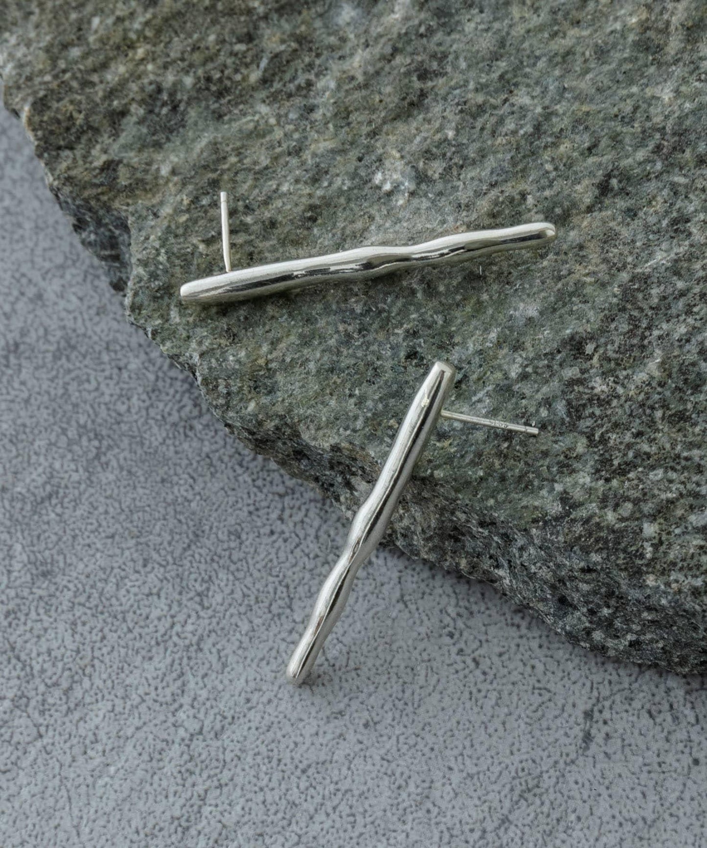 SMELLY so’ long條形耳釘