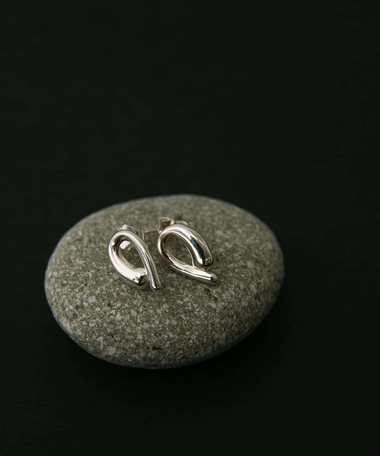 SMELLY so’不對稱純色耳釘