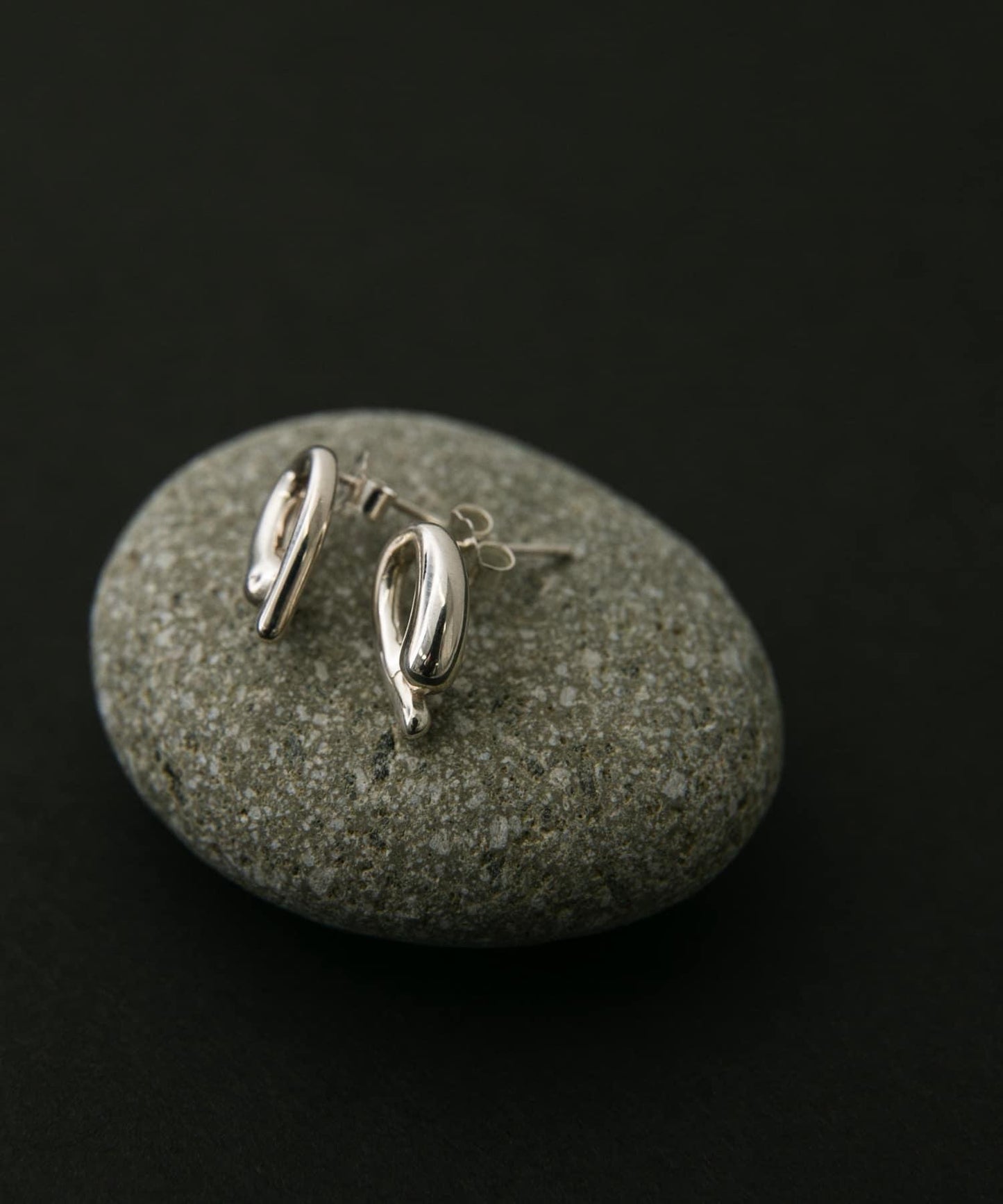 SMELLY so’不對稱純色耳釘