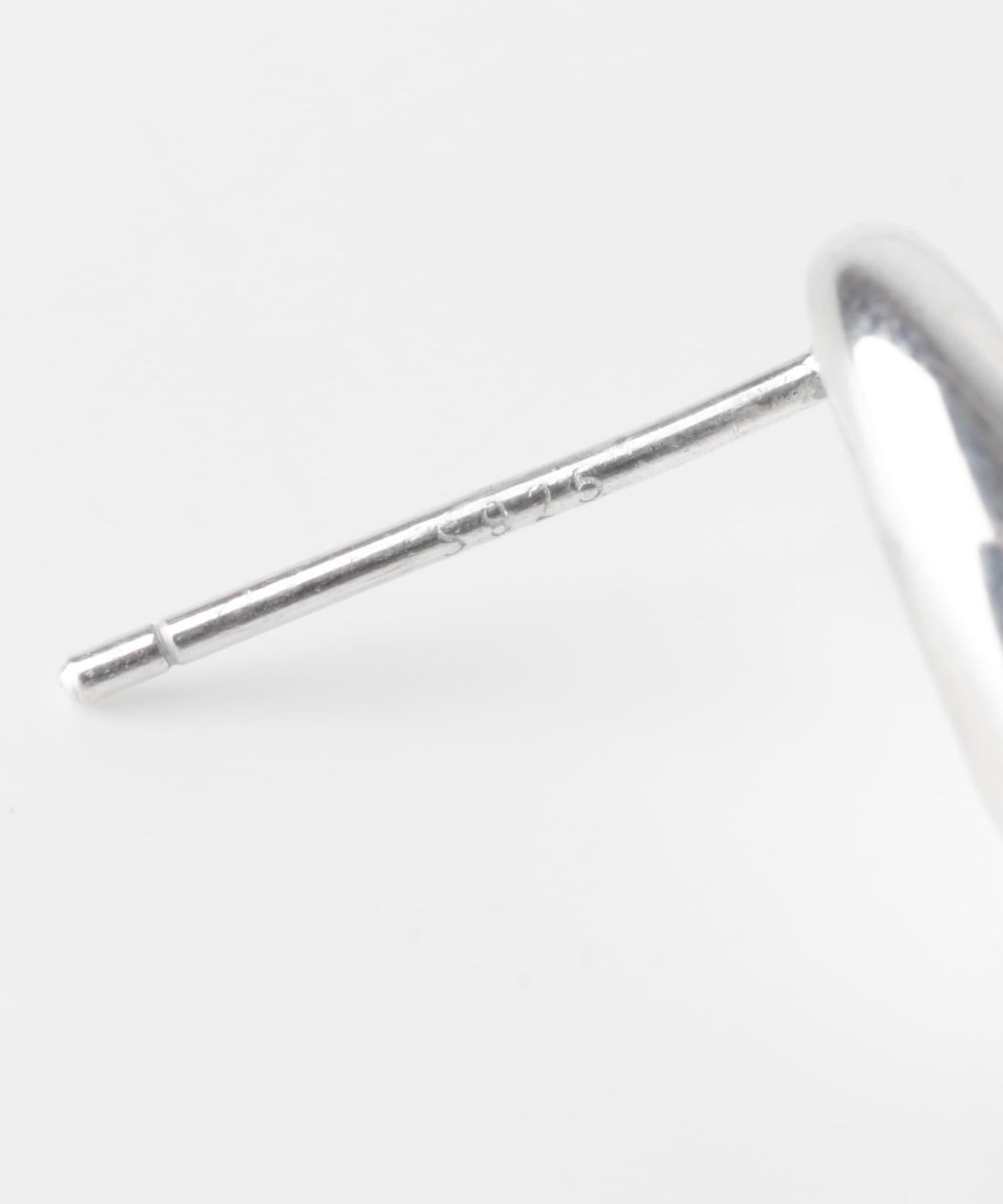 SMELLY so’不對稱純色耳釘