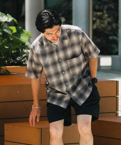輕薄格紋開領短袖襯衫