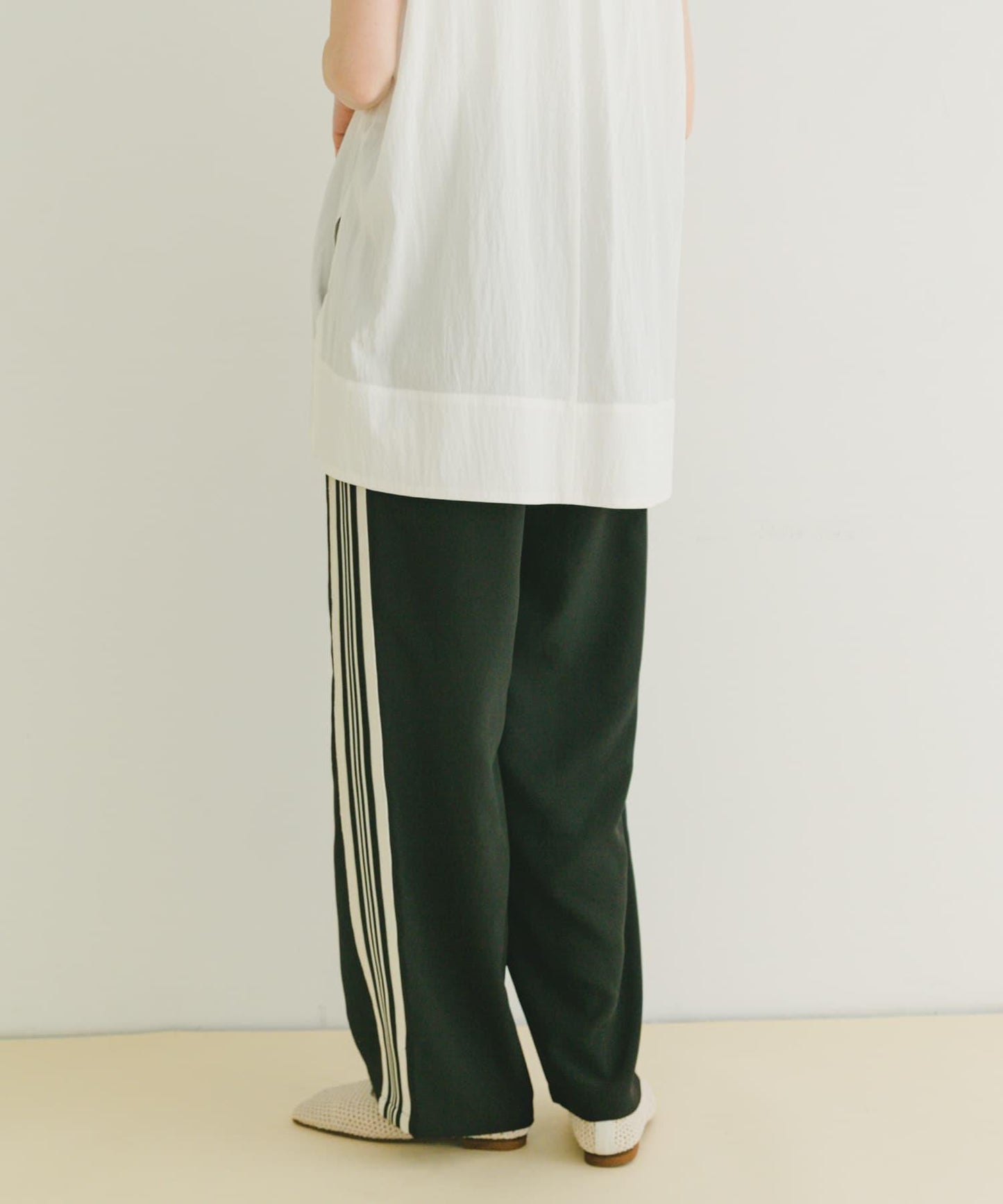 側邊條紋休閒褲