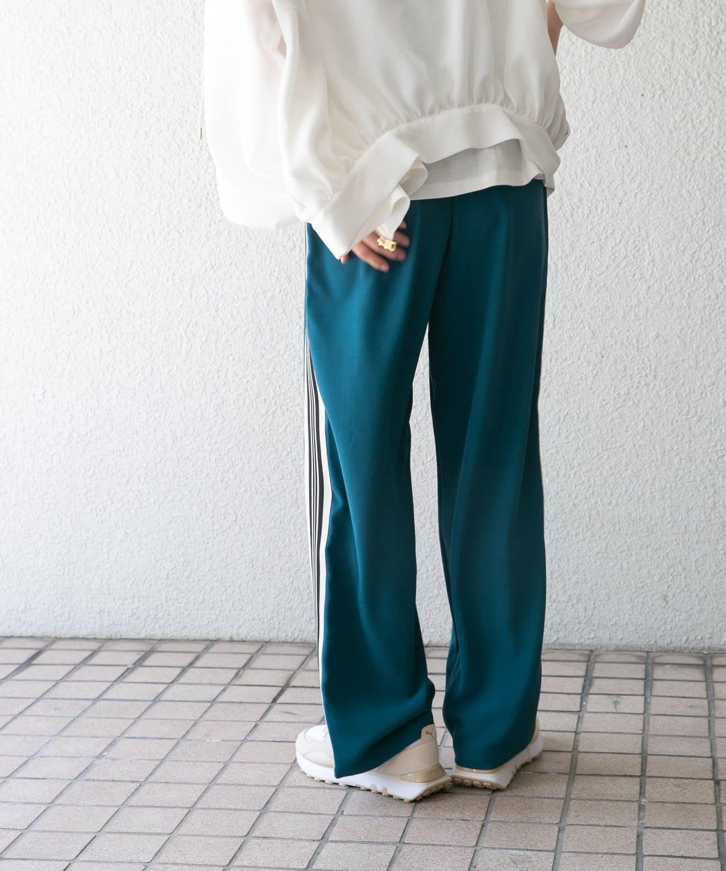 側邊條紋休閒褲