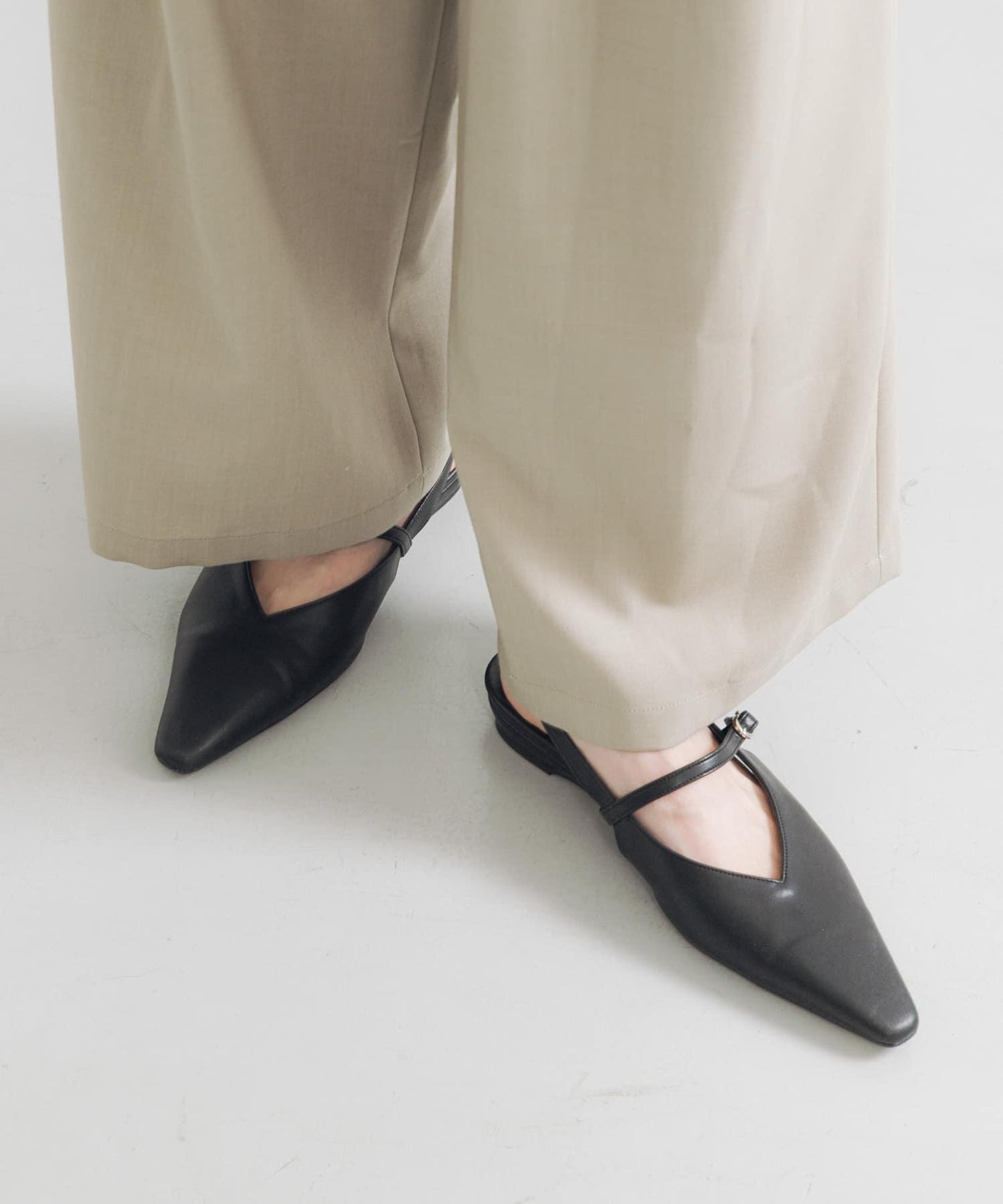『聯名』 MILLIWM×URBANR V口切口後帶高跟鞋