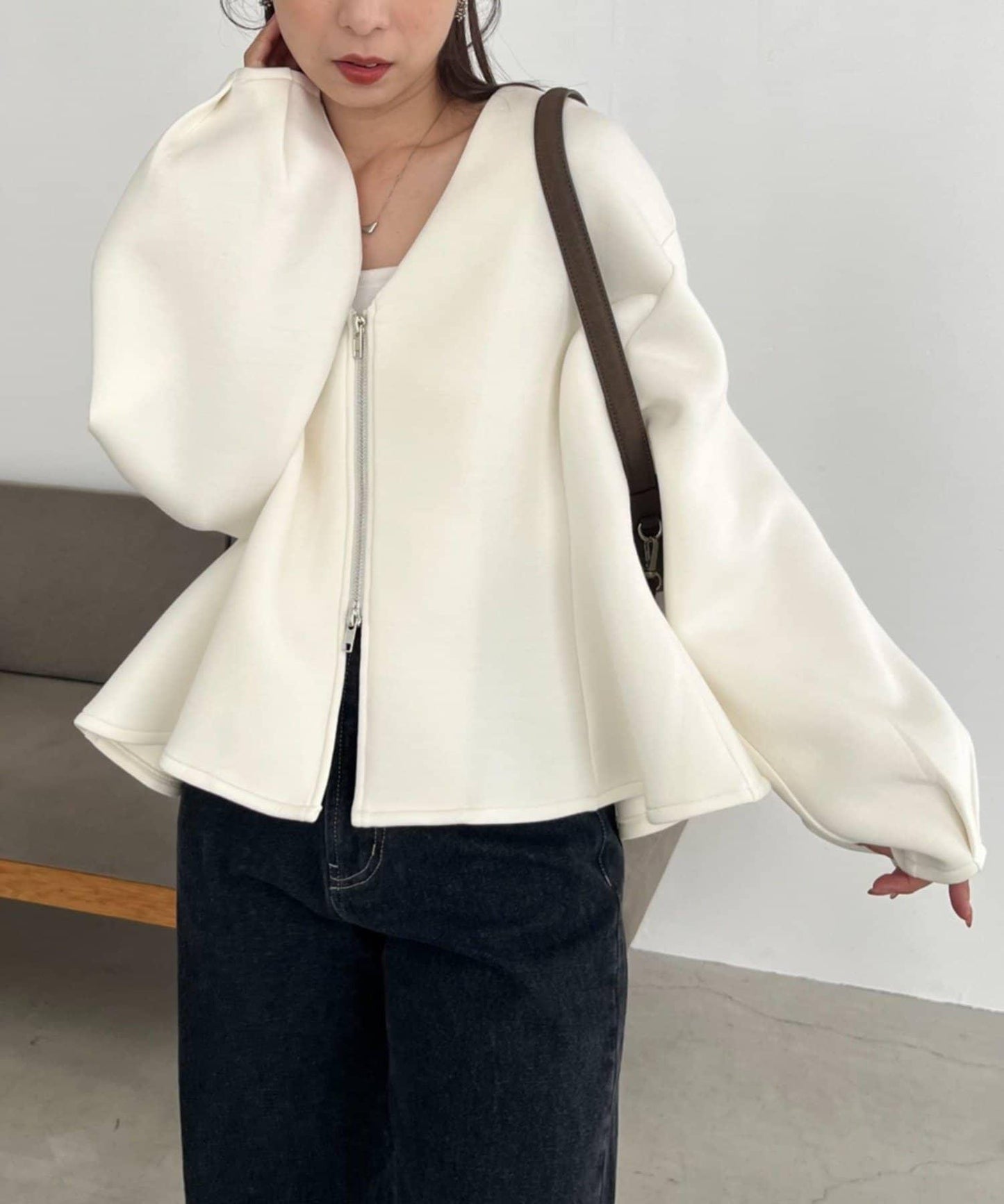 【顯瘦提臀】荷葉邊拉鍊開衫