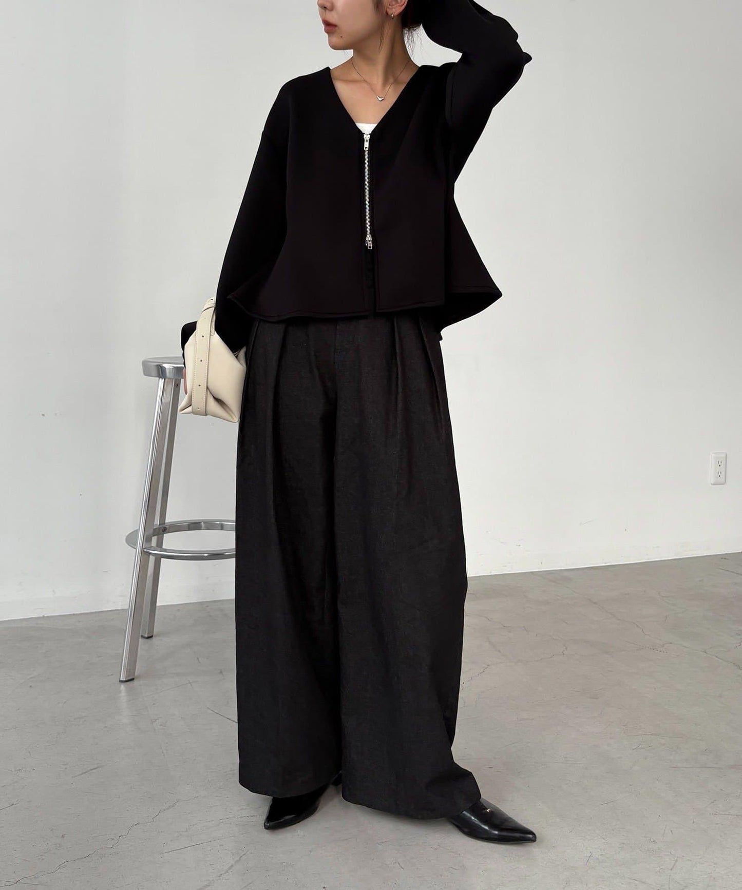 【顯瘦提臀】荷葉邊拉鍊開衫