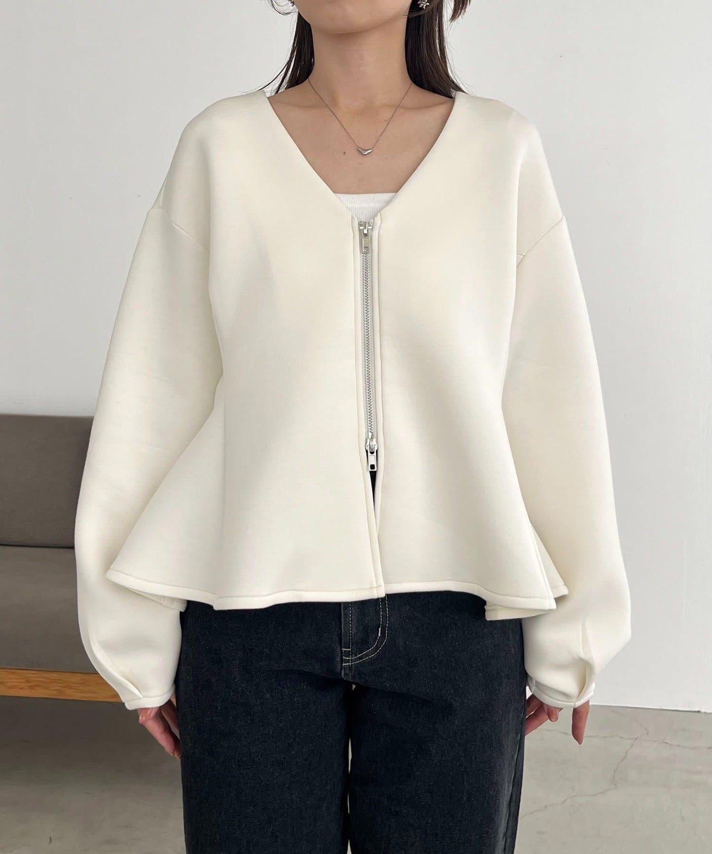 【顯瘦提臀】荷葉邊拉鍊開衫