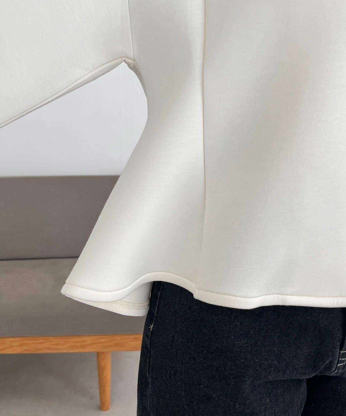 【顯瘦提臀】荷葉邊拉鍊開衫