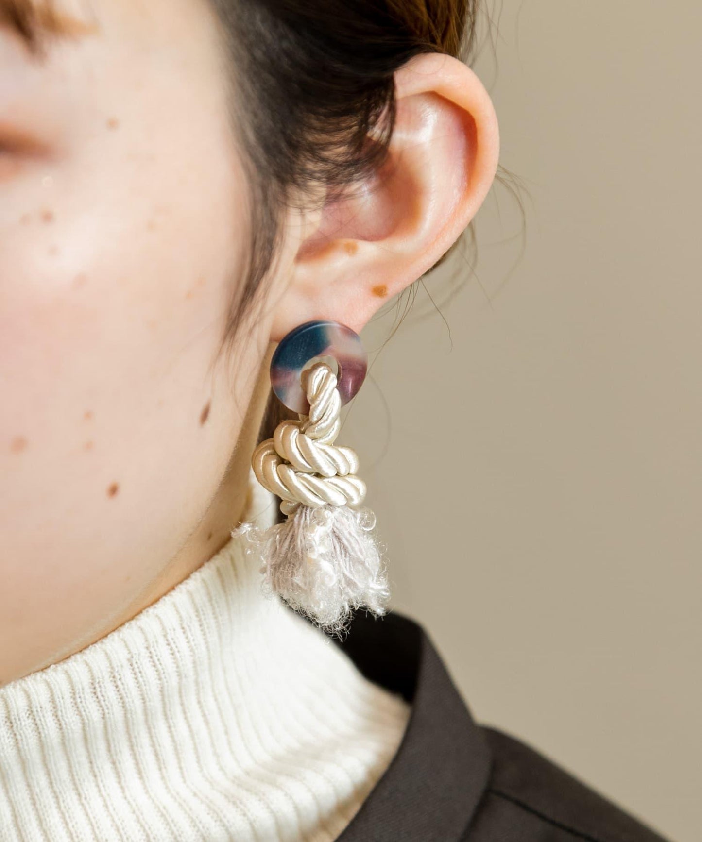 繩圈樹脂耳環