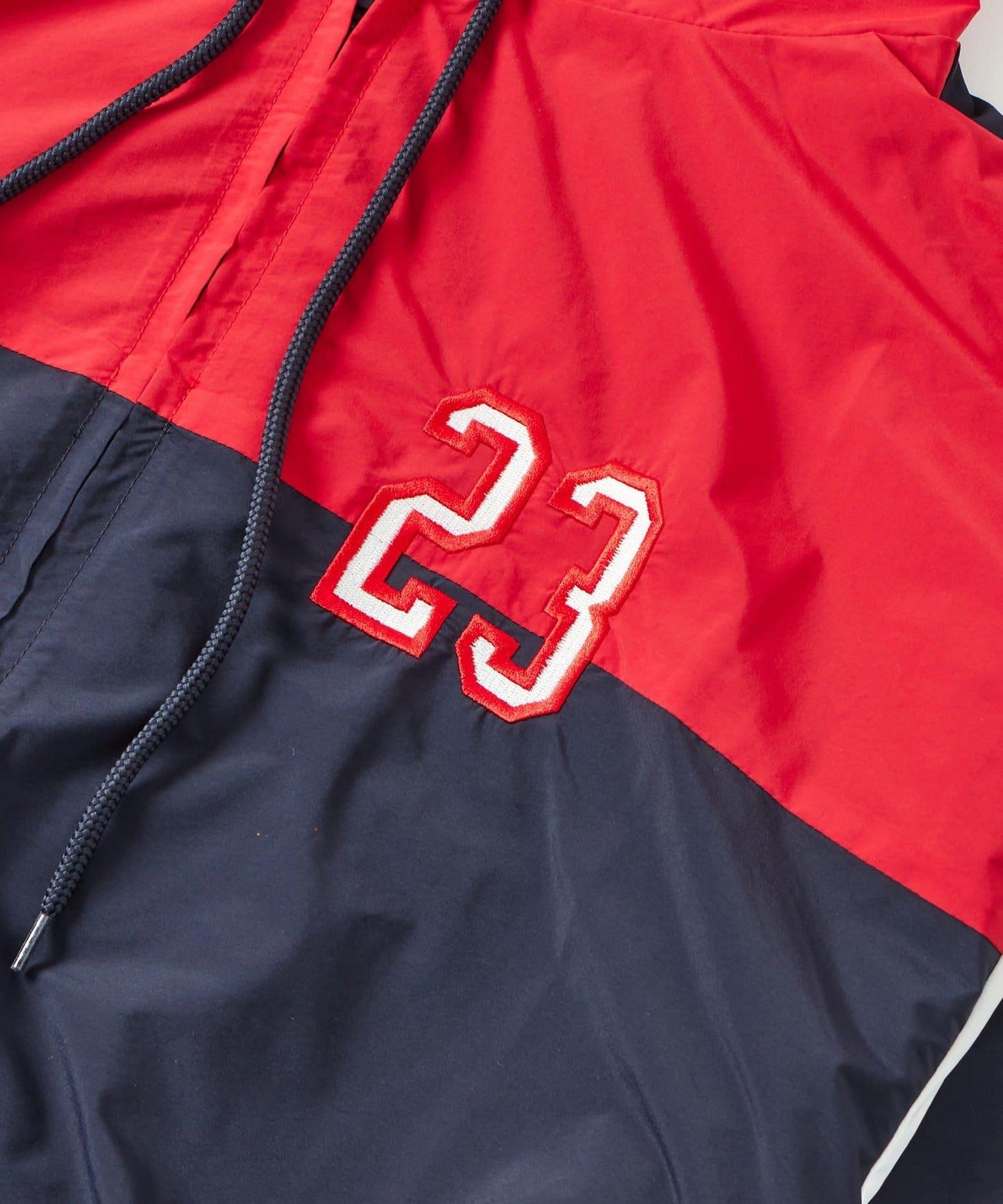 【WHO'S WHO gallery】數字印花尼龍連帽外套