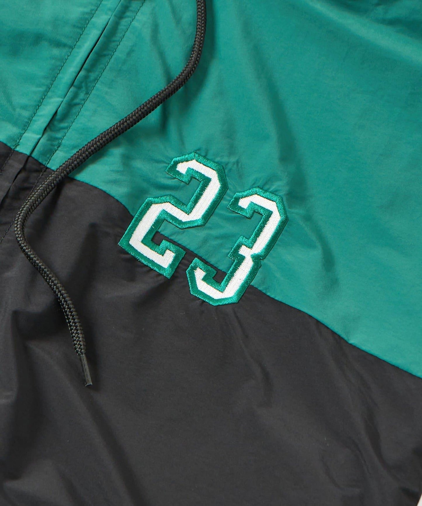 【WHO'S WHO gallery】數字印花尼龍連帽外套