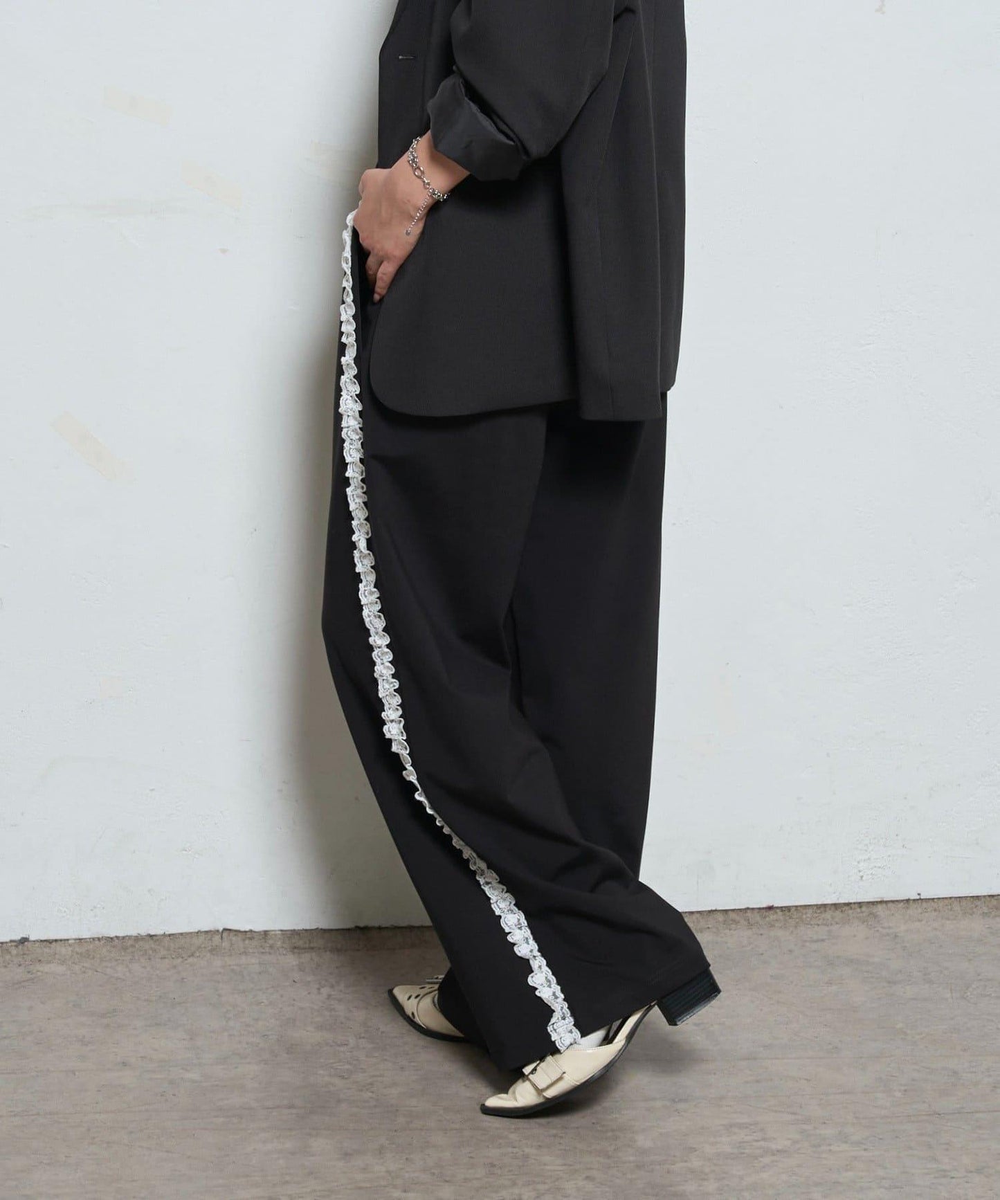 【WHO'S WHO gallery】側邊蕾絲拼接長褲