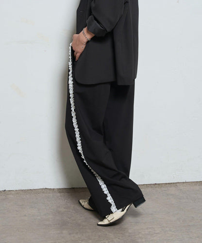 【WHO'S WHO gallery】側邊蕾絲拼接長褲