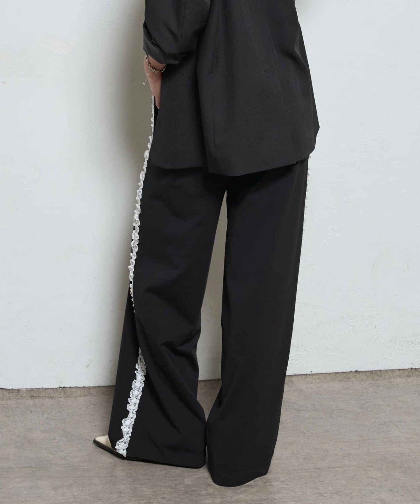 【WHO'S WHO gallery】側邊蕾絲拼接長褲