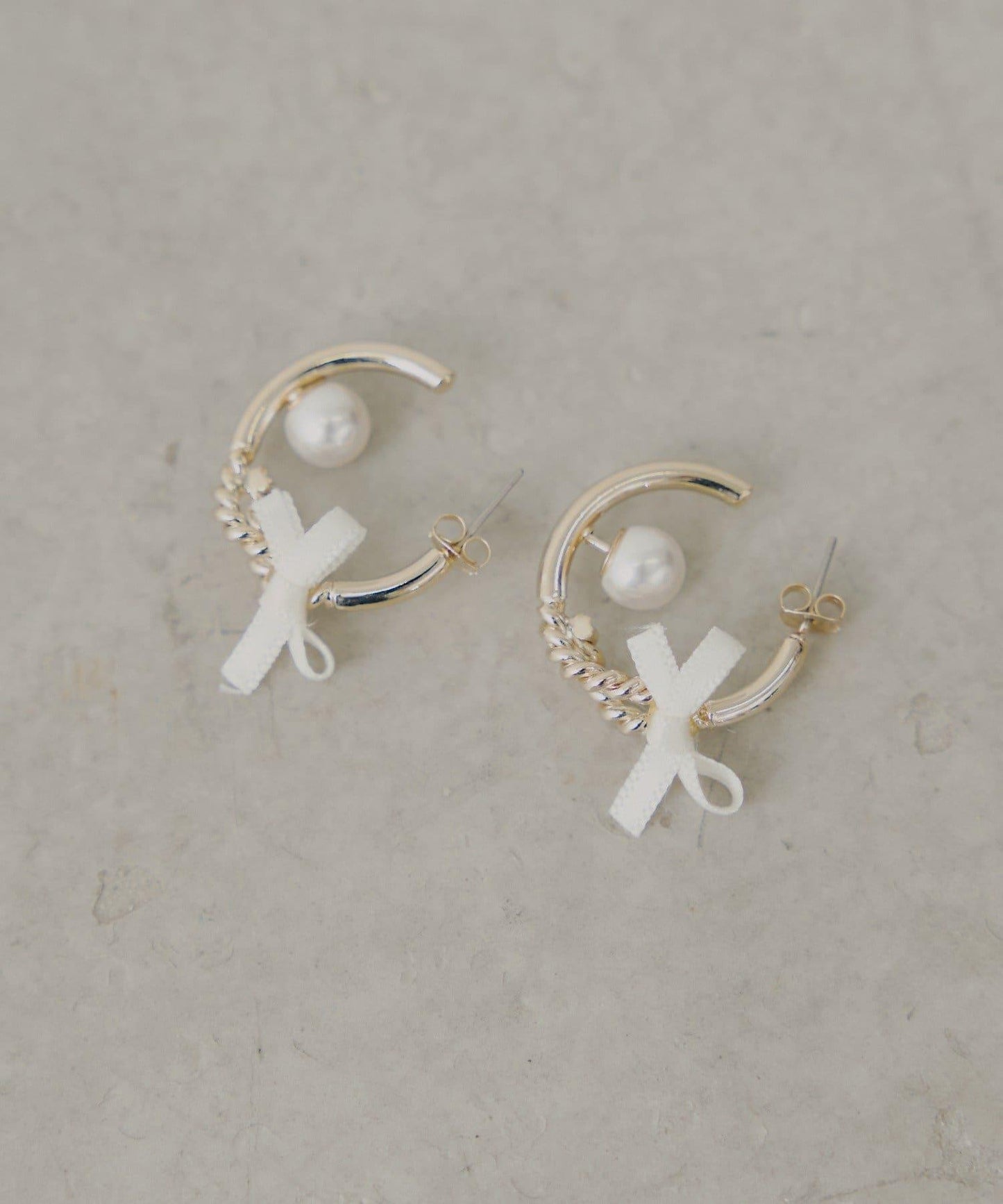 【Chico】帶蝴蝶結圈形珍珠耳環