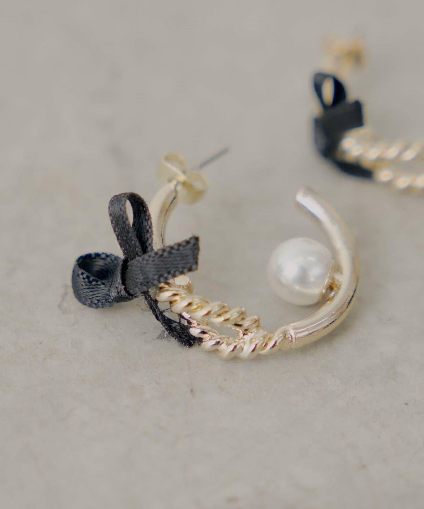 【Chico】帶蝴蝶結圈形珍珠耳環