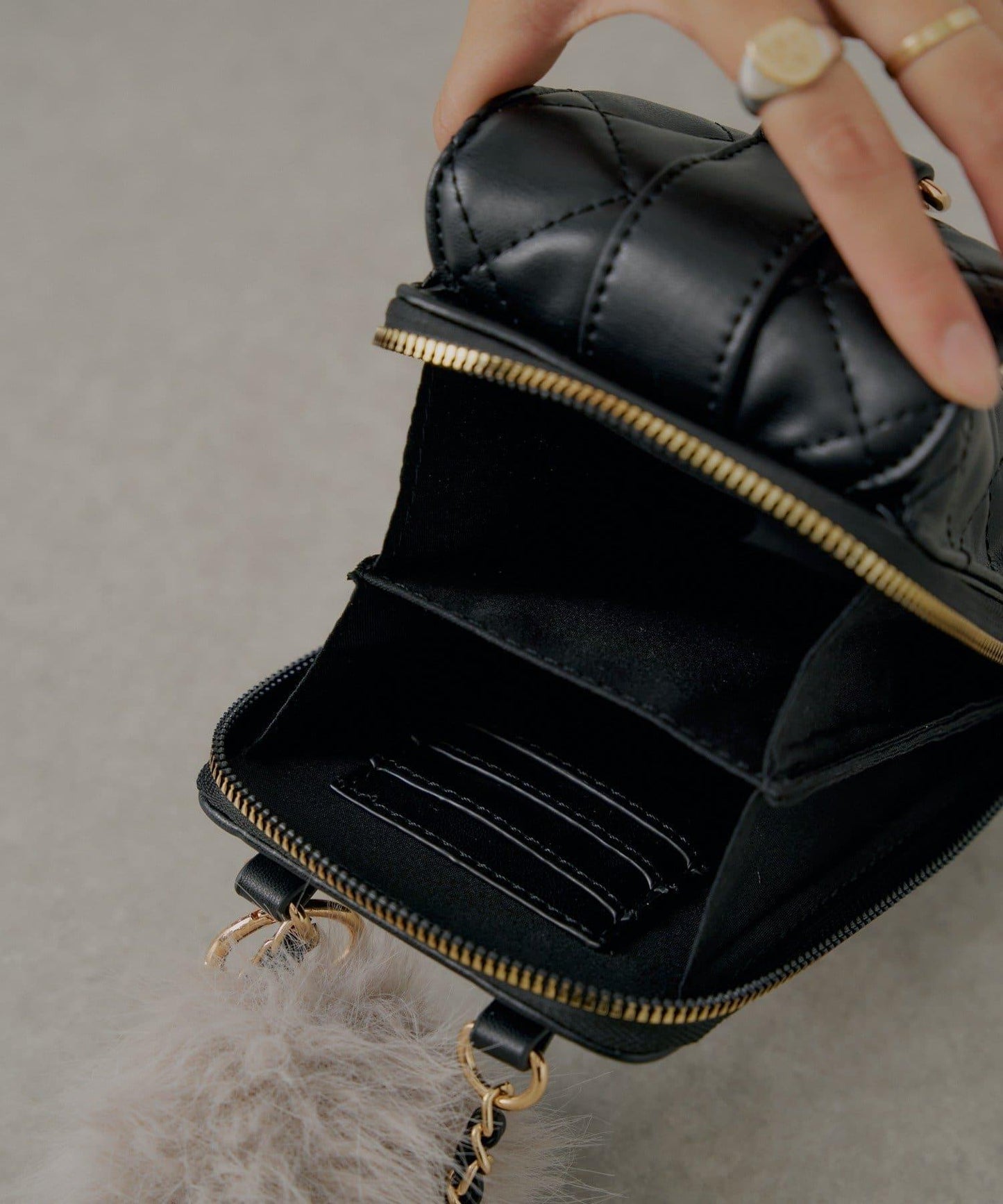 帶毛球掛飾絎縫手機包